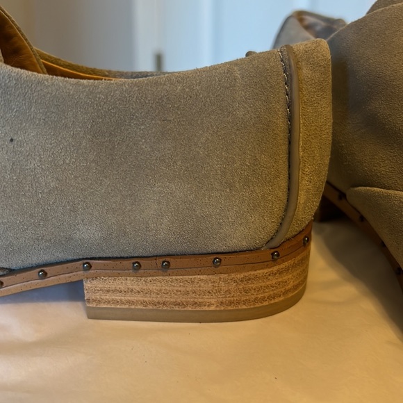 Splendid taupe/light gray suede slip on shoe, stud detail on sole - Picture 3 of 8